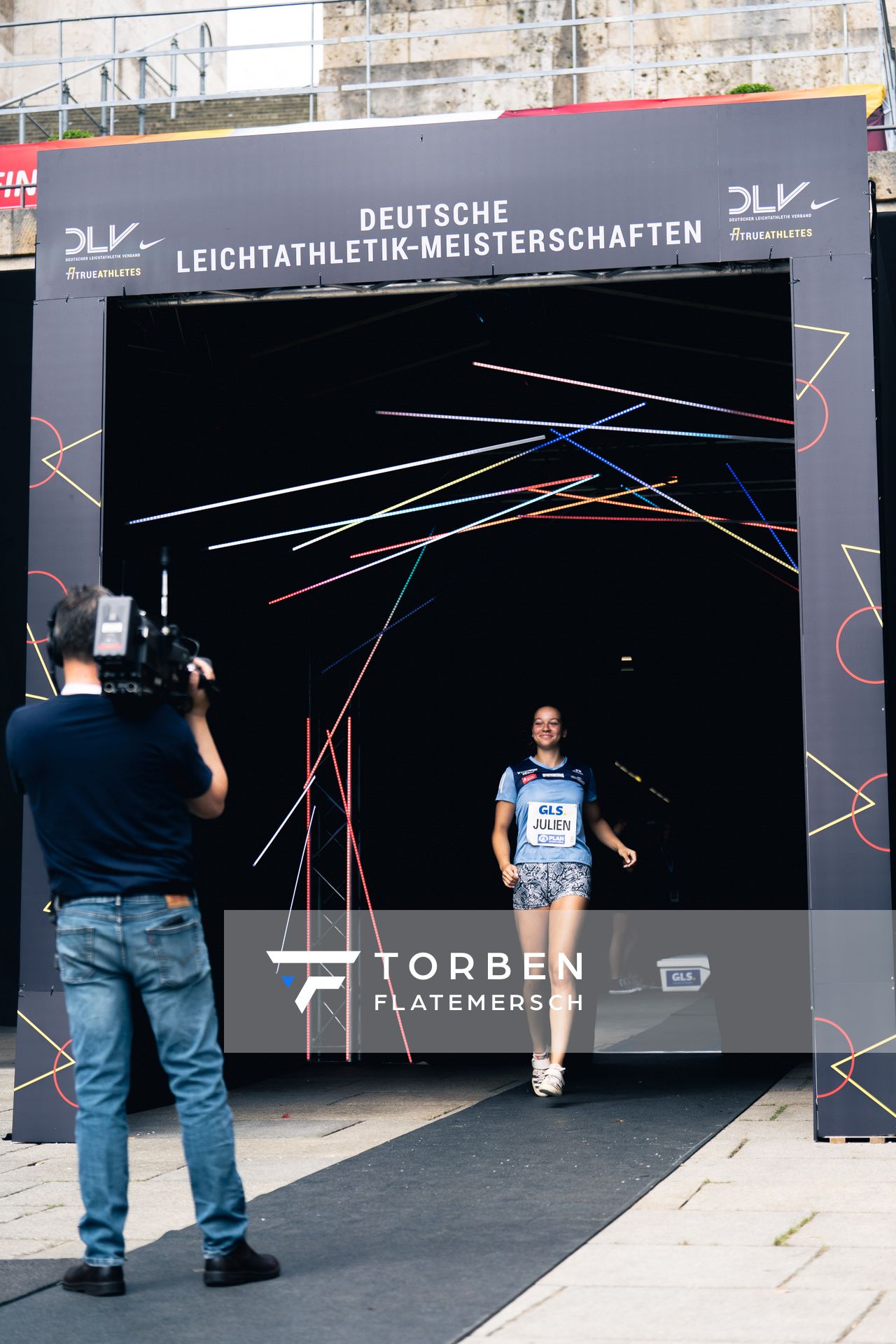 Jada Julien (LAC Erdgas Chemnitz) beim Einlauf ins Stadion waehrend der deutschen Leichtathletik-Meisterschaften im Olympiastadion am 25.06.2022 in Berlin